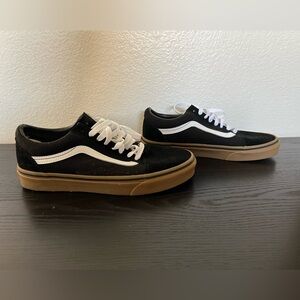 Women’s 9 vans/ men’s 7.5 black, brown rubber bottom